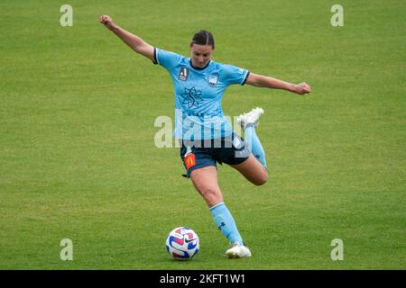 Adelaide, Australien. 20.. November 2022. Adelaide, Südaustralien, 20. 2022. November: Anna Green (4 Sydney FC) legt beim Liberty A-League-Spiel zwischen Adelaide United und dem Sydney FC im ServiceFM Stadium in Adelaide, Australien, den Ball auf. (NOE Llamas/SPP) Quelle: SPP Sport Press Photo. /Alamy Live News Stockfoto