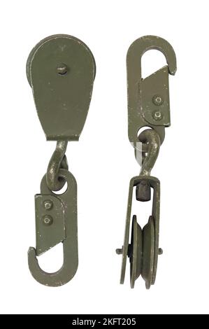 Vintage-Block mit einer Riemenscheibe. Stahl hängenden Draht Schlepprad, schwenkbare Hebeseil Seilzug Seilrolle. Isoliert auf weißem Hintergrund Stockfoto