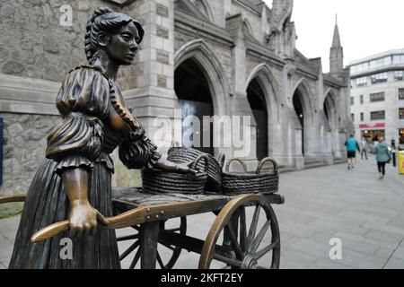 Ein Blick auf die Statue von Molly Malone, die von Jeanne Rynhart, der irischen Bildhauerin, geschaffen wurde. Dublin, Irland, Europa Stockfoto