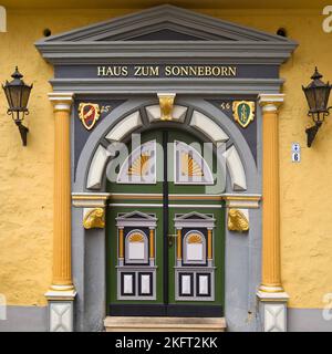 façade mit sehr schöner Tür, Haus zum Sonneborn, beherbergt heute das Standesamt Erfurt, Thüringen, Deutschland, Europa Stockfoto
