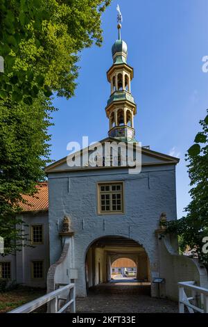 Wasserschloss in der Altstadt von Dornum, Ostfriesland, Niedersachsen, Deutschland, Europa Stockfoto