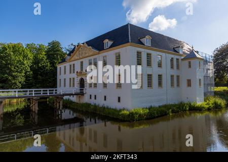 Wasserschloss in der Altstadt von Dornum, Ostfriesland, Niedersachsen, Deutschland, Europa Stockfoto