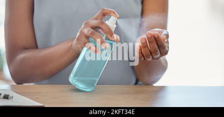 Händedesinfektionsmittel, Geschäftsfrau und covid Risikomanagement, Gesundheitswesen oder Sicherheit im Büro, um Corona-Virus zu stoppen, Reinigungskonformität und Hygiene. Sprühen Stockfoto