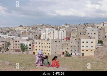 Häuser und Wohnungen der ärmeren Bevölkerung, Siedlung außerhalb Fes, Marokko, Afrika Stockfoto