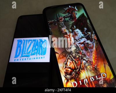 YICHANG, CHINA - 19. NOVEMBER 2022 - Ein Mobiltelefon zeigt eine Website zu Blizzard Entertainment-Spielen in Yichang, Provinz Hubei, China, November Stockfoto