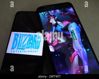 YICHANG, CHINA - 19. NOVEMBER 2022 - Ein Mobiltelefon zeigt eine Website zu Blizzard Entertainment-Spielen in Yichang, Provinz Hubei, China, November Stockfoto