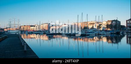 Dünkirchen, Frankreich, 14. 2022. November, verlegte Yachten im Morgenlicht in der Mitte. Stockfoto