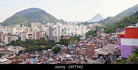 Stadtlandschaften Brasiliens. Slums an einem Berghang in Rio de Janeiro, Brasilien. Stockfoto