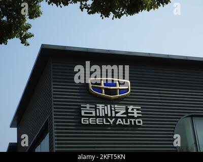 YICHANG, CHINA - 19. NOVEMBER 2022 - Geely Auto in Yichang, Provinz Hubei, China, 19. November 2022. Stockfoto