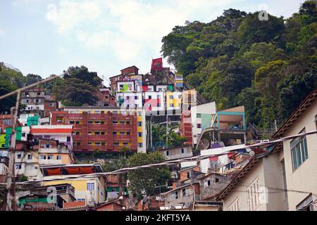 Die Slums von Brasilien. Slums auf einem Berghang in Rio de Janeiro, Brasilien. Stockfoto