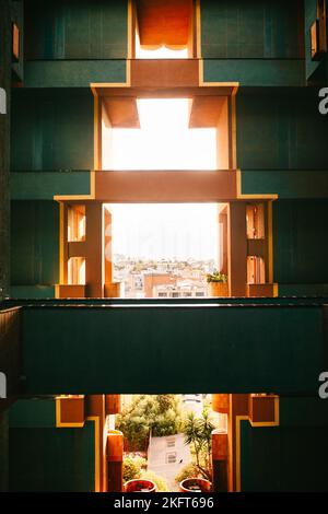 Blick auf die Stadtstraße von einem alten Gebäude mit grünen Wänden und großen geometrischen Fenstern in Spanien Stockfoto
