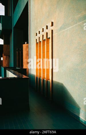 Das Innere des denkmalgeschützten Gebäudes Walden 7 mit grünen Wänden liegt in Spanien und die Sonne scheint durch das Fenster Stockfoto