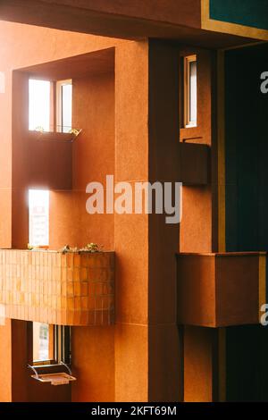 Außenansicht eines Wohngebäudes mit geometrischen Elementen und orangefarbenen Wänden in Barcelona, Spanien Stockfoto