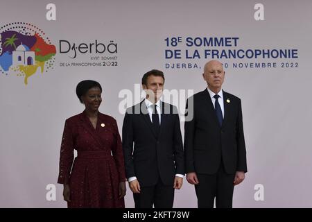 (221120) -- TUNIS, 20. November 2022 (Xinhua) -- die Generalsekretärin von La Francophonie, Louise Mushikiwabo (L), der französische Präsident Emmanuel Macron (C) und der tunesische Präsident Kais Saied posieren für ein Foto auf dem Gipfel der Internationalen Organisation von La Francophonie 18. auf der Insel Djerba, Tunesien am 19. November 2022. Der 18. Gipfel der Internationalen Organisation der Frankophonie (International Organization of La Frankophonie), der gemeinhin als La Frankophonie bekannt ist, startete am Samstag auf der Insel Djerba im Süden Tunesiens. Insgesamt 89 Delegationen aus der ganzen frankophonen Welt, darunter aus Frankreich, Kanada, Senegal und dem Europäischen Rat Stockfoto