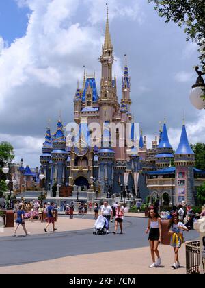 Menschen genießen ihre Zeit im Cinderella Castle in Walt Disney World, Orlando, Florida Stockfoto