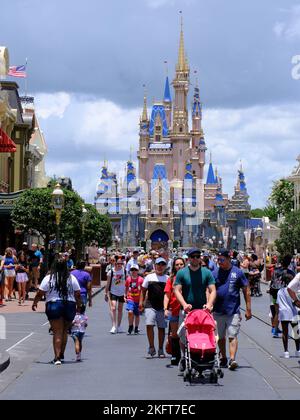 Menschen genießen ihre Zeit im Cinderella Castle in Walt Disney World, Orlando, Florida Stockfoto