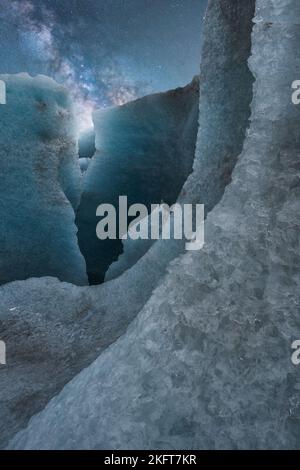 Atemberaubende, eisige Felsen des Vatnajokull National Park, die mit hellen Sternen beleuchtet sind Stockfoto