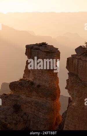 Unebene Steinformationen im Grand Canyon National Park am nebligen Morgen in Arizona, USA Stockfoto