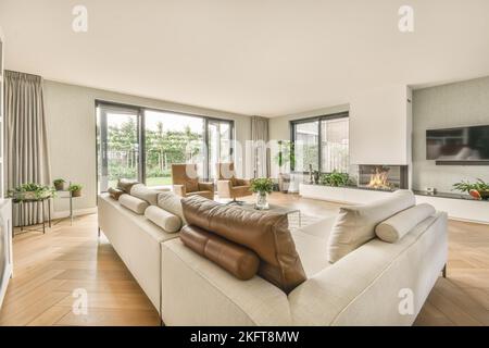 Modernes Interieur des Esszimmers mit Fernseher an der Wand Stockfoto