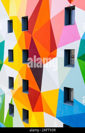 Von unten der bunten geometrischen Gebäude mit bunten geometrischen Ornament und Fenster an der Wand in der Stadt Stockfoto