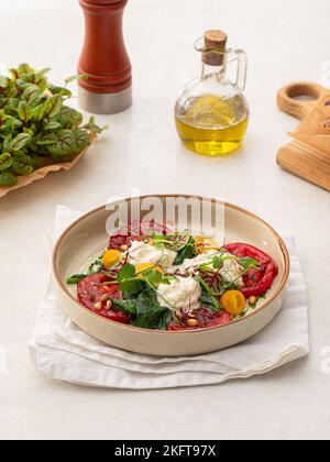 Portion gegrillte Tomaten und Stracciatella Stockfoto