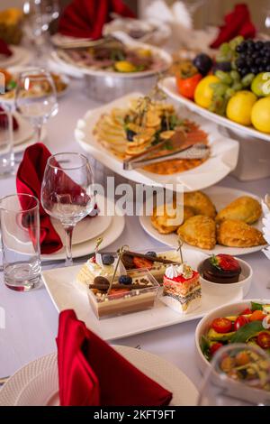 Verschiedene Desserts am Buffet im Restaurant Stockfoto