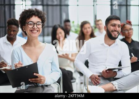 Gäste, die im Business-Seminarraum des Hotels sitzen Stockfoto