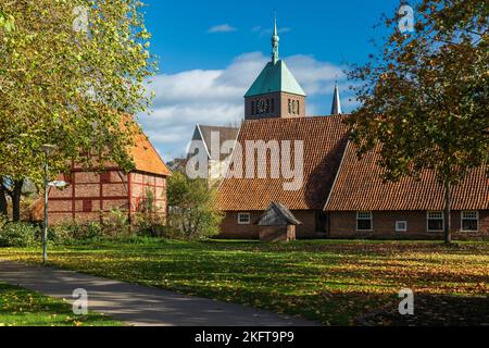 Deutschland, Vreden, Berkel, Westmuensterland, Münsterland, Westfalen, Nordrhein-Westfalen, NRW, Bauernmuseum im Stadtpark Vreden, Freilichtmuseum, Fachwerkspeicher und Gehöft, hinter dem Kirchturm der katholischen Pfarrkirche St. Georg Stockfoto