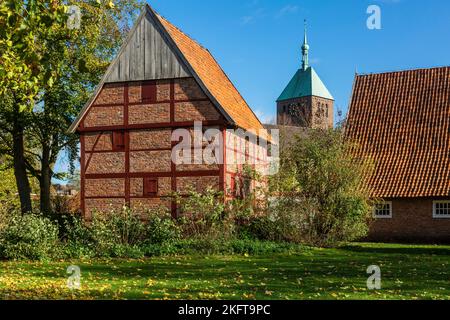 Deutschland, Vreden, Berkel, Westmuensterland, Münsterland, Westfalen, Nordrhein-Westfalen, NRW, Bauernmuseum im Stadtpark Vreden, Freilichtmuseum, Fachwerkspeicher und Gehöft, hinter dem Kirchturm der katholischen Pfarrkirche St. Georg Stockfoto