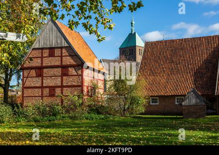 Deutschland, Vreden, Berkel, Westmuensterland, Münsterland, Westfalen, Nordrhein-Westfalen, NRW, Bauernmuseum im Stadtpark Vreden, Freilichtmuseum, Fachwerkspeicher und Gehöft, hinter dem Kirchturm der katholischen Pfarrkirche St. Georg Stockfoto