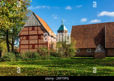 Deutschland, Vreden, Berkel, Westmuensterland, Münsterland, Westfalen, Nordrhein-Westfalen, NRW, Bauernmuseum im Stadtpark Vreden, Freilichtmuseum, Fachwerkspeicher und Gehöft, hinter dem Kirchturm der katholischen Pfarrkirche St. Georg Stockfoto