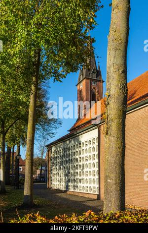 Deutschland, Vreden, Berkel, Westmuensterland, Münsterland, Westfalen, Nordrhein-Westfalen, NRW, Vreden-Luenten, katholische Pfarrkirche St. Bruno, neugotisch, Spätsommer, herbstlich Stockfoto