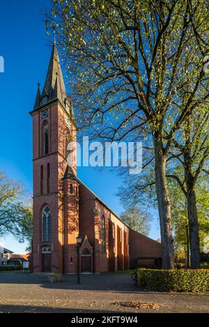 Deutschland, Vreden, Berkel, Westmuensterland, Münsterland, Westfalen, Nordrhein-Westfalen, NRW, Vreden-Luenten, katholische Pfarrkirche St. Bruno, neugotisch, Spätsommer, herbstlich Stockfoto