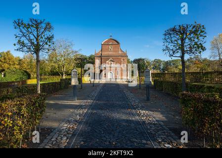 Deutschland, Vreden, Berkel, Westmuensterland, Münsterland, Westfalen, Nordrhein-Westfalen, NRW, Vreden-Zwillbrock, katholische Pfarrkirche St. Franziskus, ehemaliges Minoritenkloster und Franziskanerkirche, Barockkirche, Backsteinbau, Spätsommer, Herbstzeit Stockfoto