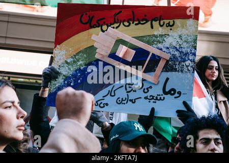 New York, Usa. 19.. November 2022. Ein Protestler hält während der Demonstration ein Plakat mit seiner Meinung. Tausende marschieren zum Hauptsitz der Vereinten Nationen, um des blutigen November 2019 zu gedenken, als die iranischen Sicherheitskräfte angeblich rund 1500 Demonstranten getötet haben. Mitglieder der iranischen Diaspora sprachen sich gegen die tödliche Niederschlagung von Protesten aus, die nach dem Tod des Mahsa Amini in der Haft der sogenannten moralischen Polizei des Iran ausbrachen, und forderten Maßnahmen der Vereinten Nationen. (Foto: Olga Fedorova/SOPA Images/Sipa USA) Quelle: SIPA USA/Alamy Live News Stockfoto