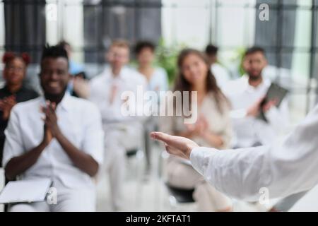 Geschäftsleute, die an einem Seminar mit sozialer Distanz teilnehmen Stockfoto