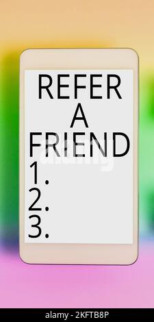 Schreiben mit Text „Freunde werben“. Wort für Empfehlung Benennen Sie eine für die Aufgabe qualifizierte Person Stockfoto