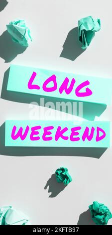 Schild mit Anzeige des langen Wochenendes. Wort für längere Ferien Urlaubszeit entspannende Erholungszeit Stockfoto