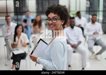 Sprecher hält einen Vortrag im Konferenzsaal bei einer Geschäftsveranstaltung Stockfoto