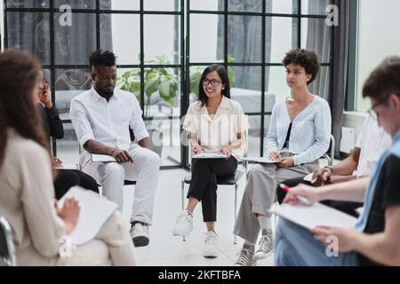 Geschäftsvortrag. Glückliche Führungskräfte, die seine Rede im Sitzungssaal hörten Stockfoto