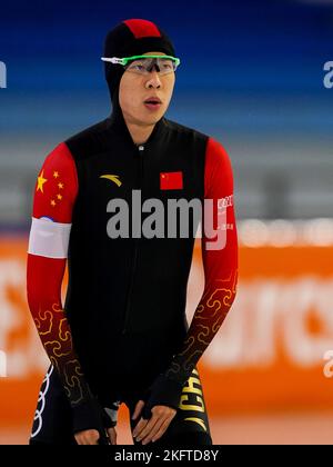 HEERENVEEN, NIEDERLANDE - 20. NOVEMBER: Ziwen Lian aus China, bevor er am 20. November 2022 während der Speedskating-Weltmeisterschaft 2 in Thialf in Heerenveen, Niederlande, in der Männer-B-Gruppe 1500m antritt (Foto: Andre Weening/Orange Picles) Stockfoto