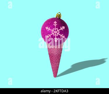 Pinkfarbenes Eis mit pinkfarbenem Schmuckkugel, ein kreatives Weihnachtskonzept Stockfoto