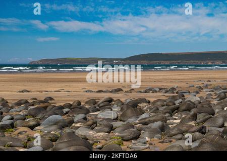 Blick auf den Strand mit Blick auf Northam Beach & Taw Torridge Mündung nach Saunton Sands, Baggy Point mit Atlantik und Wellen. Stockfoto