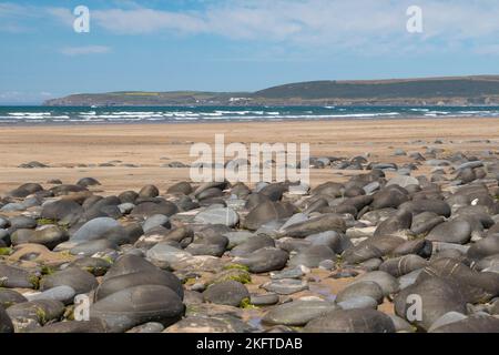 Blick auf den Strand mit Blick auf Northam Beach & Taw Torridge Mündung nach Saunton Sands, Baggy Point mit Atlantik und Wellen #2. Stockfoto