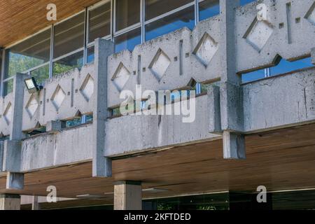 Das brutalistische Äußere und die Fassade der nationalen Universitätsbibliothek in Skopje, Nordmakedonien. Konkrete moderne Brutalismus-Architektur, kommunistische Ära Stockfoto