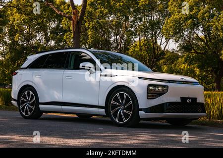 Außenaufnahme eines Long Range 4WD Performance-Version des elektrischen SUV XPeng G9 in Shanghai, China. Stockfoto