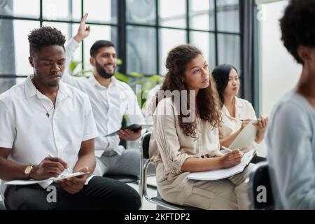 Anlageberater präsentiert jungen Geschäftsleuten Stockfoto