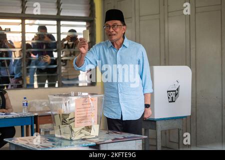 PENANG, 20. November 2022 (Xinhua) -- der malaysische ehemalige stellvertretende Premierminister Anwar Ibrahim zeigt die Wahl während der Parlamentswahlen in Permatang Pauh im Bundesstaat Penang, Malaysia, am 19. November 2022. Nach den am frühen Sonntag auf der Website der wahlkommission des Landes veröffentlichten Ergebnissen gewann keine Partei oder politische Koalition bei den Parlamentswahlen 15. eine einfache Mehrheit.von den wichtigsten politischen Koalitionen, die die 220 Sitze im Unterhaus des parlaments bestreiten, gewann Pakatan Harapan 82, Perikatan Nasional gewann 73, Barisan Nasional gewann 30 und GPS, die Gruppe o Stockfoto