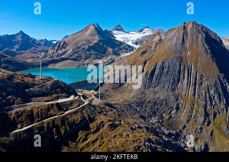 Griesee Stausee und Gries Windpark, höchster Windpark Europas, Nufenenpass, Obergoms, Wallis, Schweiz Stockfoto