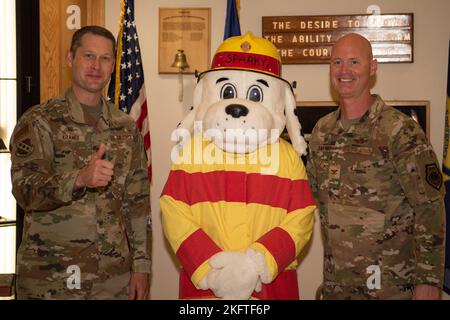 Col. Joseph Kramer, Kommandant des Bombenflügels 7., Col. Thomas Lankford, Kommandant des Luftlift-Flügels 317., und Sparky, Maskottchen der Feuerwehr 7. der Zivilingenieur, posieren für ein Gruppenfoto während der jährlichen Unterzeichnung der Feuerschutzproklamation auf der Dyess Air Force Base, Texas, am 10. Oktober 2022. Die diesjährige Kampagne „Fire Prevention Week“, „Fire will’t wait, Plan your Escape“, informiert die Öffentlichkeit über die Grundlagen der proaktiven Planung Ihrer Fluchtstrategie im Brandfall. Stockfoto